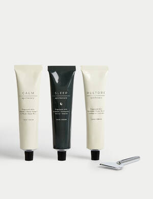 marksandspencer_XMAS2023_GIFTSHOP_T20_0636_Apothecary darkoca sada CALM SLEEP RESTORE_pletovy valecek a trio kremu na ruce_499Kc_foto2.jpg
